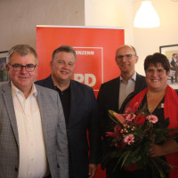 Harry Scheuenstuhl (MdL), Carsten Träger (MdB) und Michael Bischoff gratulieren Bürgermeisterkandidatin Melanie Plevka
